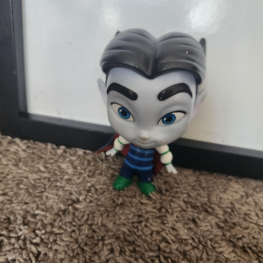 Netflix Super Monsters Drac Shadows Collectible 4-inch Figure Ages 3 and Up